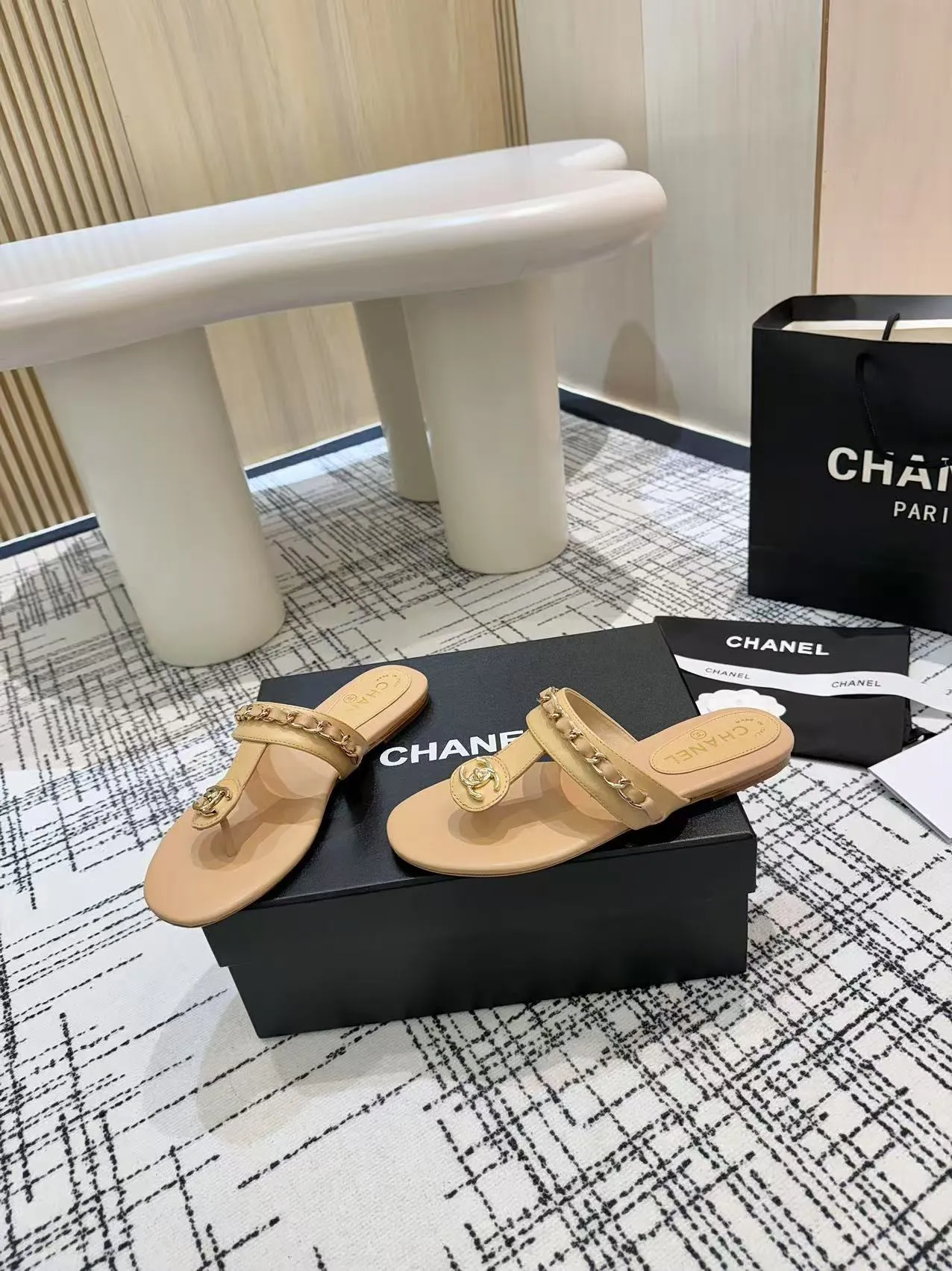👟👟Ex-factory price 480👟👟 Top version Chanel Chanel - 2025 spring model, counter top double C sandals, this classic design; the extraordinary double C incorporates a variety of color elements... The diversified mix and match is very beautiful and versatile, very light on the foot, comfortable, super delicate and elegant, and can be used outdoors... ꫛꫀꪝ Go➫ Material: ❶Upper made of: Original imported sheepskin ❷Inner lining: Original sheepskin lining ❸Outsole based on: Original Italian genuine leather outsole Counter boutique packaging complete set for women 35–40 (customized for 41) 3 colors available (black, white, apricot)